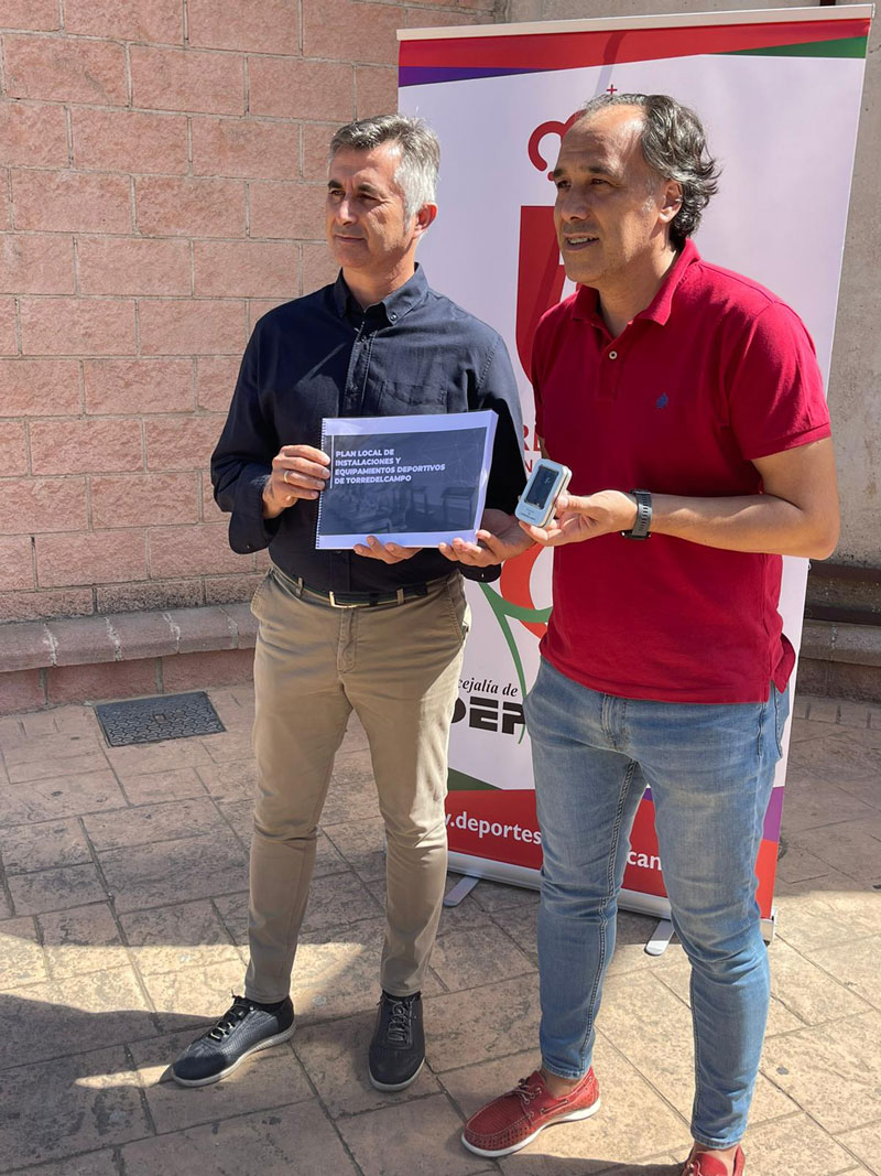El diputado de Infraestructuras Municipales entrega al alcalde el Plan local de instalaciones deportivas