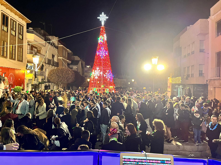 Campanadas en la plaza del pueblo