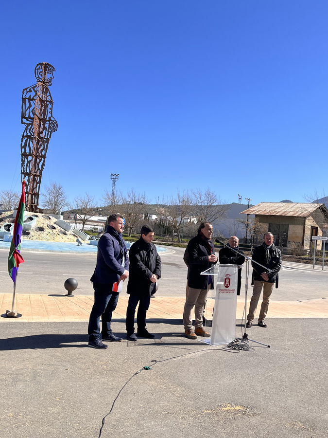 Inauguración monumento en homenaje a l@s feriantes torrecampeñ@s