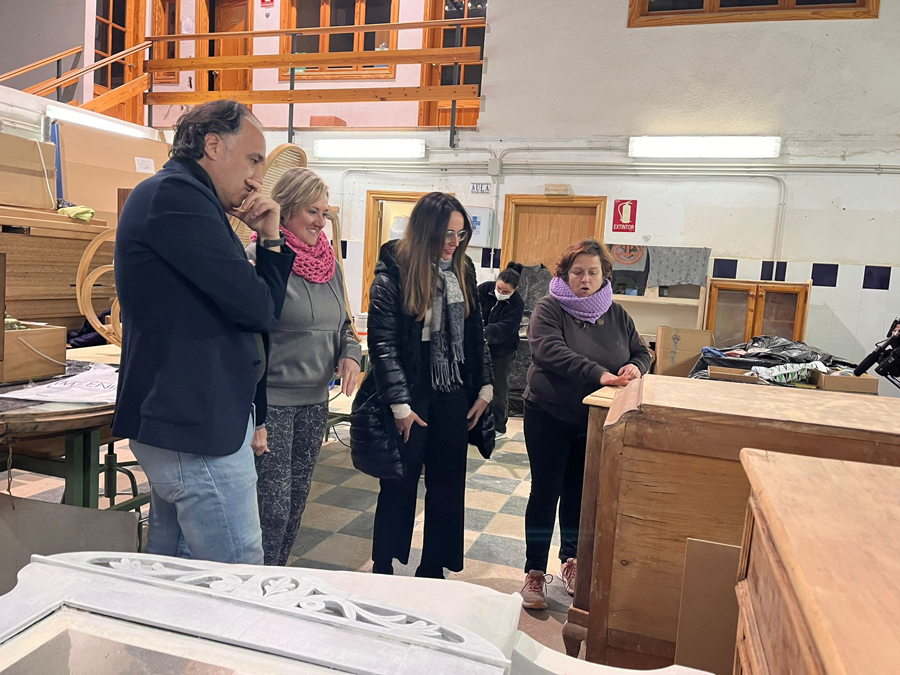Éxito de participación en el Taller de restauración artesanal de muebles