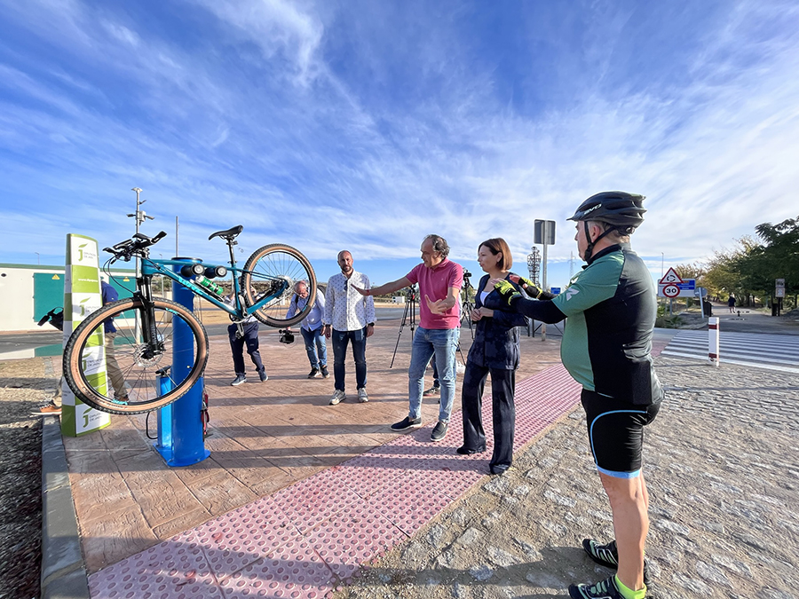 Puesta en servicio de la primera estación de reparación de bicis en la Vía Verde