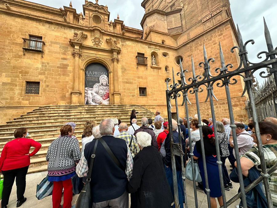 Un centenar de mayores participan en la primera visita sociocultural a Guadix y Piñar