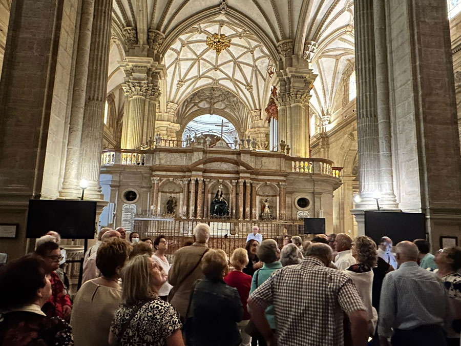 Un centenar de mayores participan en la primera visita sociocultural a Guadix y Piñar