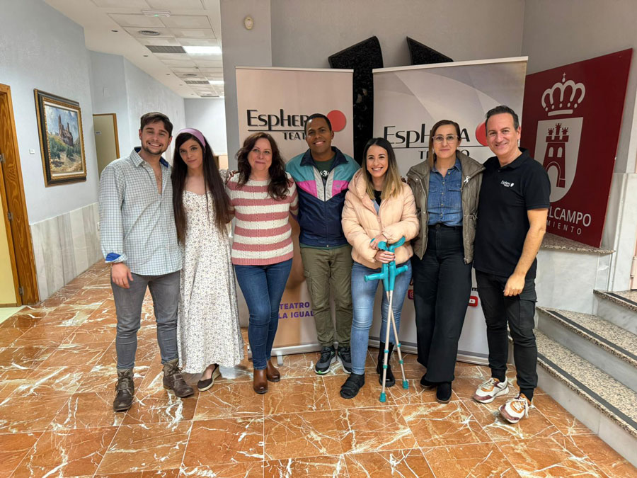 Éxito del estreno de la obra "Más allá de la colina" de Esphera Teatro
