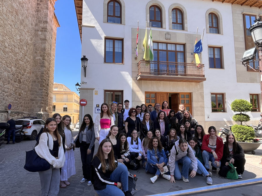 El alcalde recibe en el Salón de Plenos a estudiantes del programa de intercambio