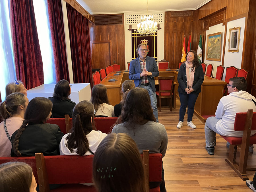 El alcalde recibe en el Salón de Plenos a estudiantes del programa de intercambio
