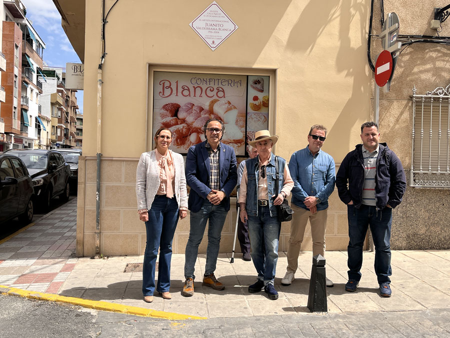 Homenaje a Juanito Valderrama en la calle donde nació