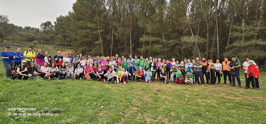 Un centenar de personas participan en la ruta senderista con motivo del Día de la Salud