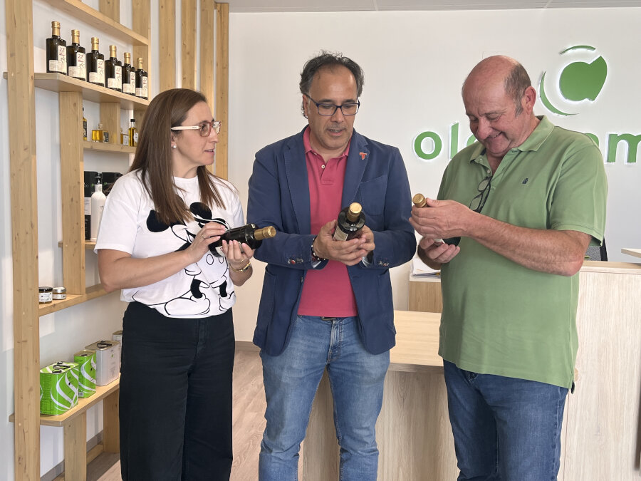 Torredelcampo ya cuenta con su propia botella de aceite en homenaje al 220 Aniversario de la Villa