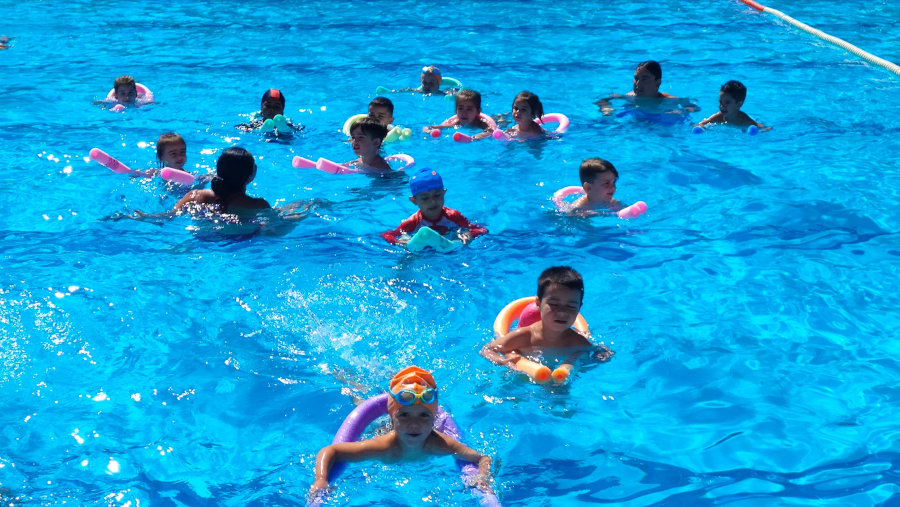 La concejala de Deportes, Gloria Civantos, valora los cursos de natación impartidos en la piscina municipal