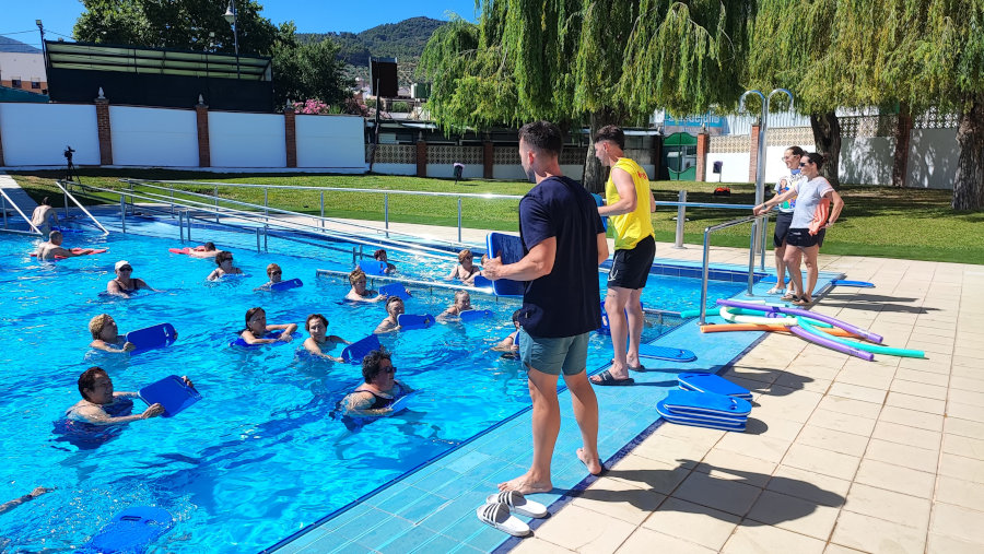 La concejala de Deportes, Gloria Civantos, valora los cursos de natación impartidos en la piscina municipal