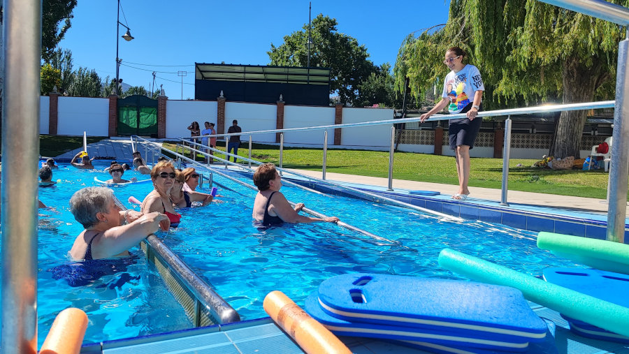 Los mayores disfrutan este verano de los talleres de gimnasia en la piscina municipal