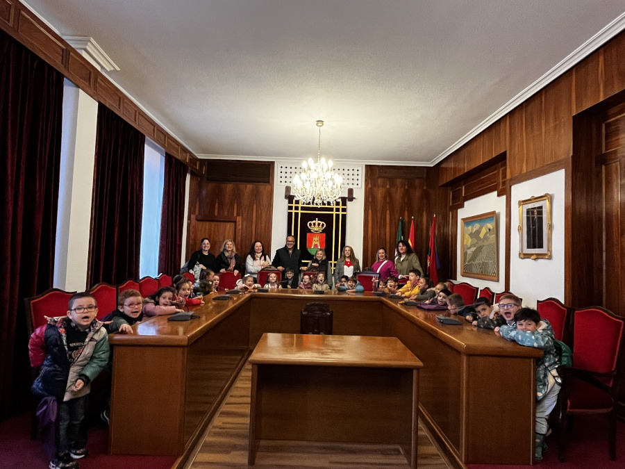 El alumnado infantil del CEIP Juan Carlos I visita el Ayuntamiento de Torredelcampo y otros edificios emblemáticos