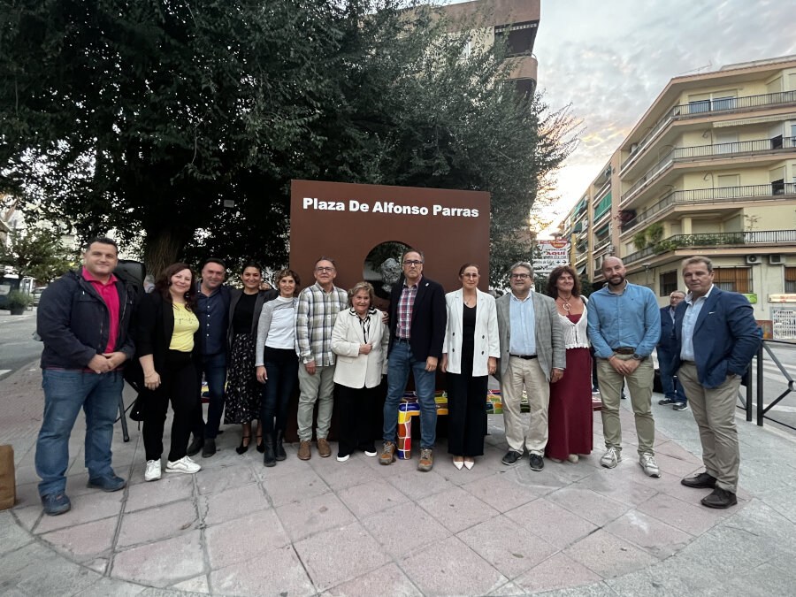 El Ayuntamiento de Torredelcampo reconoce la memoria de Alfonso Parras con un monumento homenaje en pleno centro