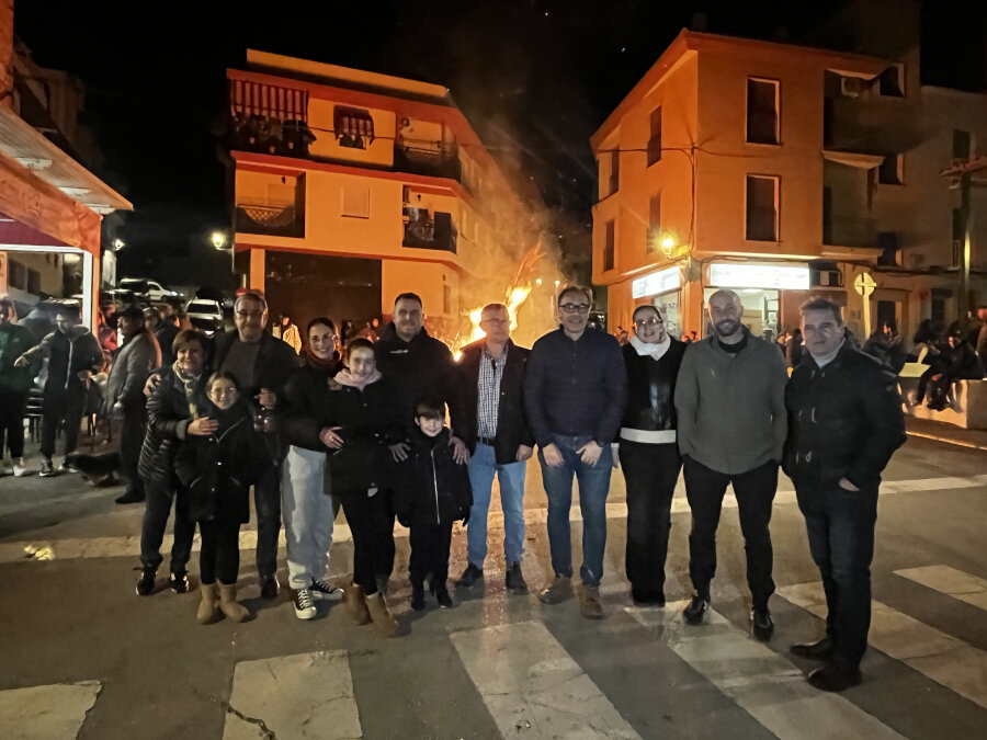 Torredelcampo celebra con éxito las Hogueras de San Antón: una noche de tradición, convivencia y colaboración vecinal