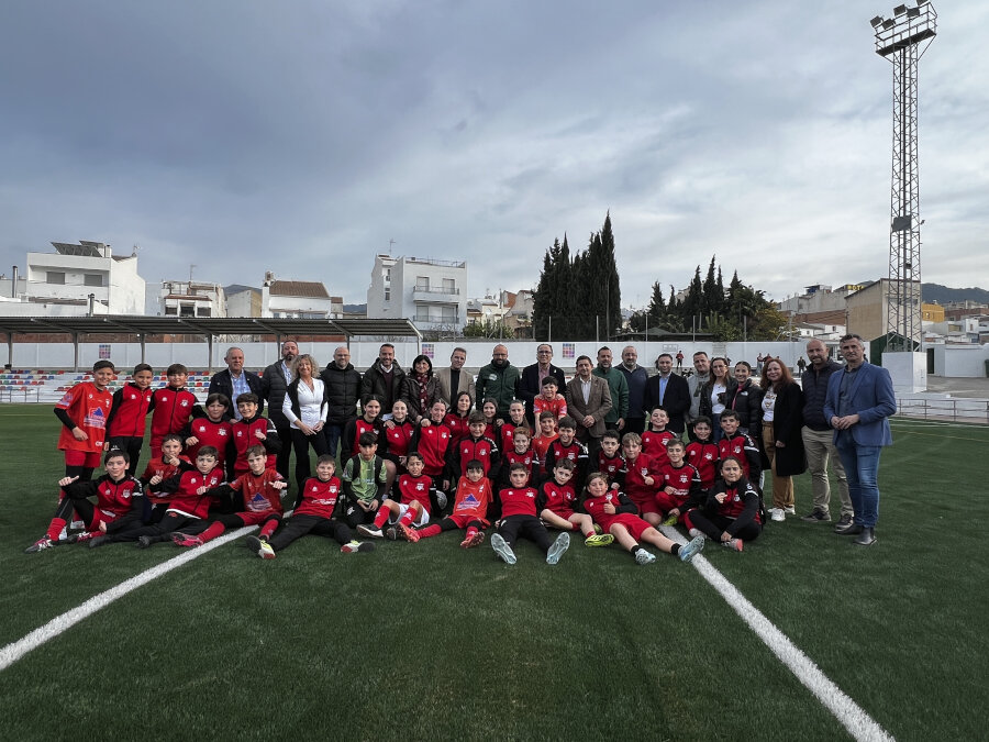 Torredelcampo inaugura el primer campo de fútbol con césped de hueso de aceituna en la provincia de Jaén