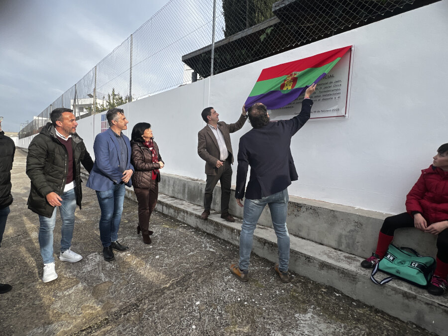 Torredelcampo inaugura el primer campo de fútbol con césped de hueso de aceituna en la provincia de Jaén