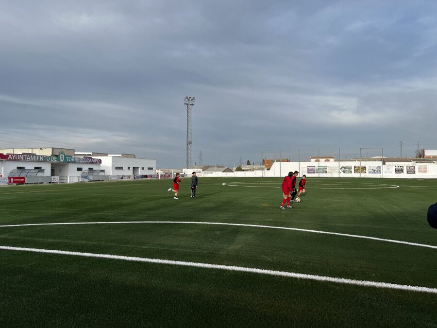 Torredelcampo inaugura el primer campo de fútbol con césped de hueso de aceituna en la provincia de Jaén