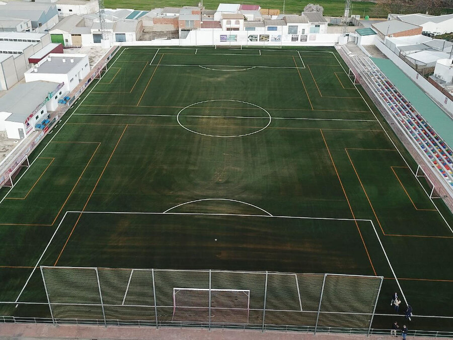 Torredelcampo inaugura el primer campo de fútbol con césped de hueso de aceituna en la provincia de Jaén