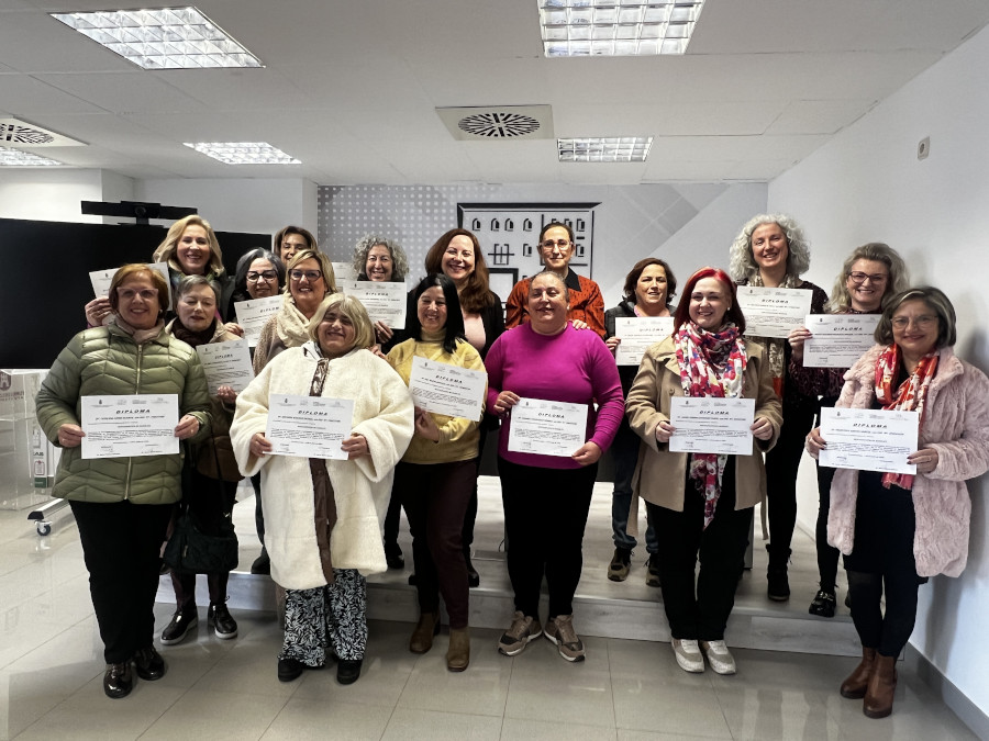 Entrega de diplomas a las personas participantes en el curso de restauración y decoración