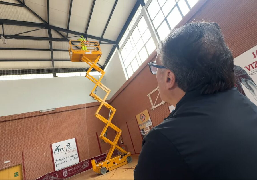 Modernización del alumbrado en el pabellón cubierto y el campo municipal