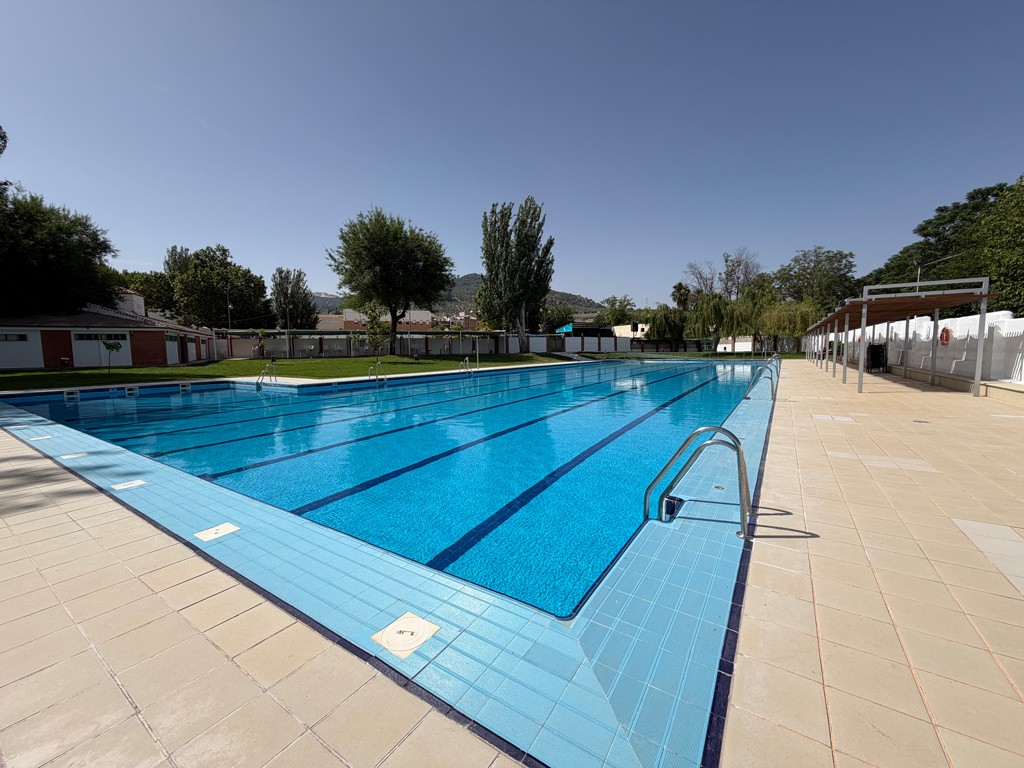 Torredelcampo da la bienvenida al verano en la Piscina Municipal