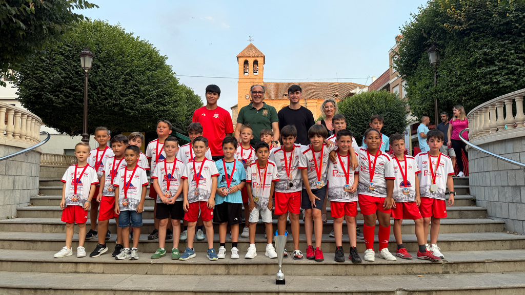 Recepción al equipo Benjamín y Prebenjamín del Club Deportivo Hispania al final de su temporada
