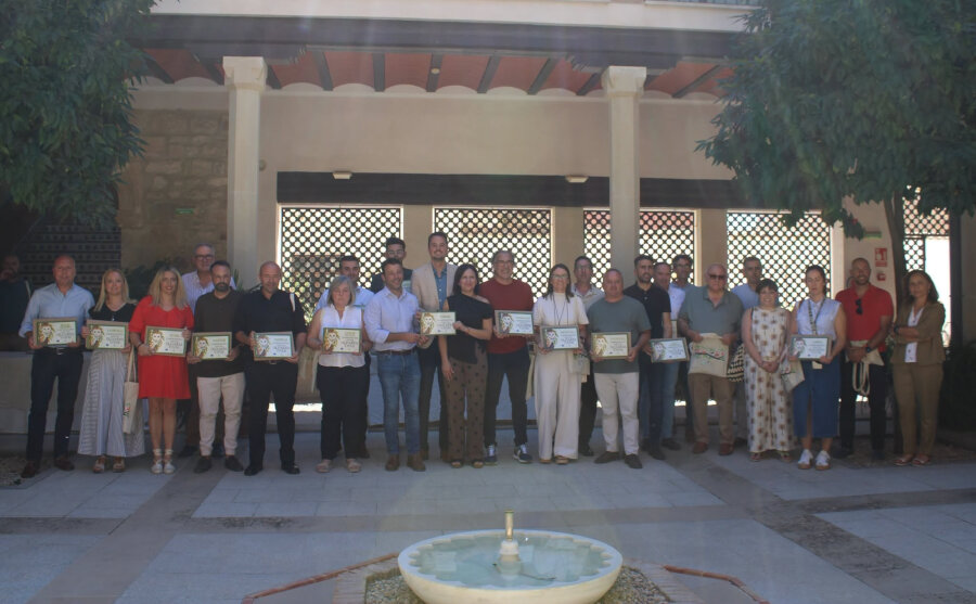 Torredelcampo recibe un reconocimiento por su compromiso con la Red de Municipios por los Olivares Vivos