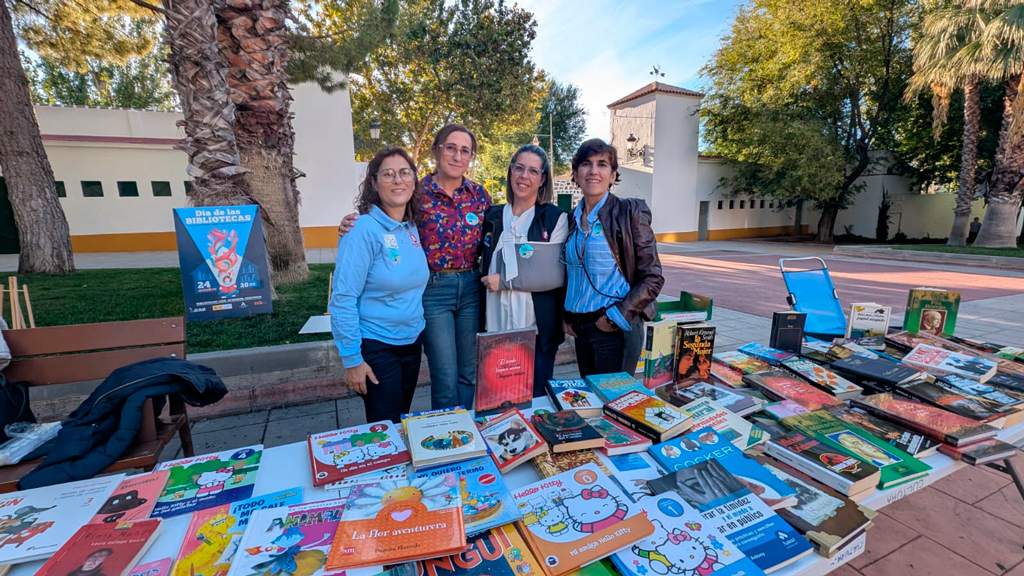 Los libros toman el parque para invitar a la ciudadanía a desconectar de las pantallas y conectar con la lectura